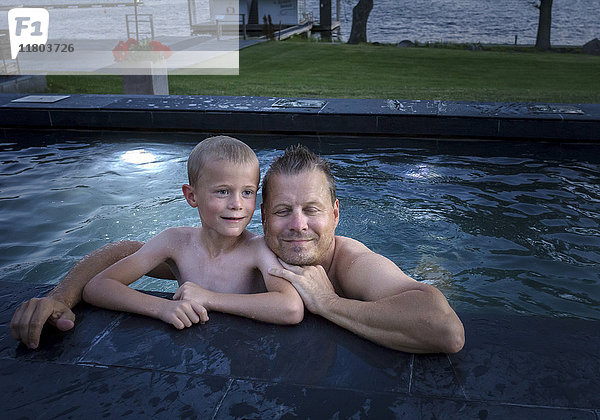 Vater mit Sohn im Schwimmbad