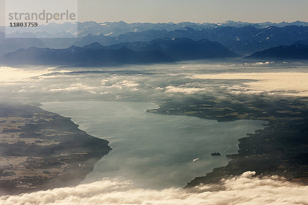 Luftaufnahme von silhouettierten Bergkette durch Fluss mit Landschaft und Wolken