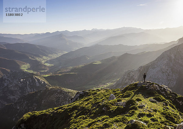 Mann genießt die majestätische Aussicht auf die Berge während einer Wanderung in den Picos de Europa in der Nähe des Dorfes Potes  Kantabrien  Spanien
