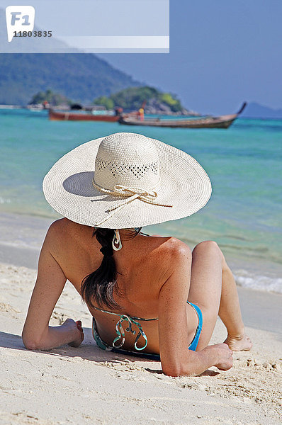Frau entspannt am Strand