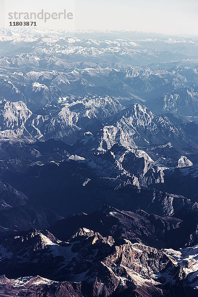 Luftaufnahme einer felsigen  verschneiten Bergkette