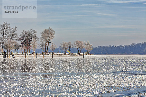 Landschaftlicher Blick auf den zugefrorenen See im Winter