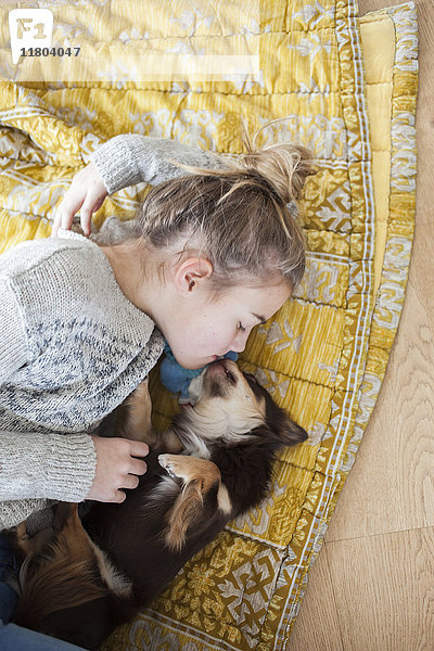 Mädchen schläft mit Hund