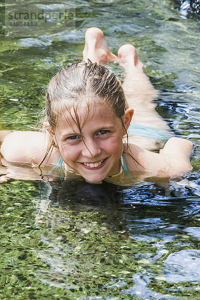 Porträt eines im Teich schwimmenden Mädchens