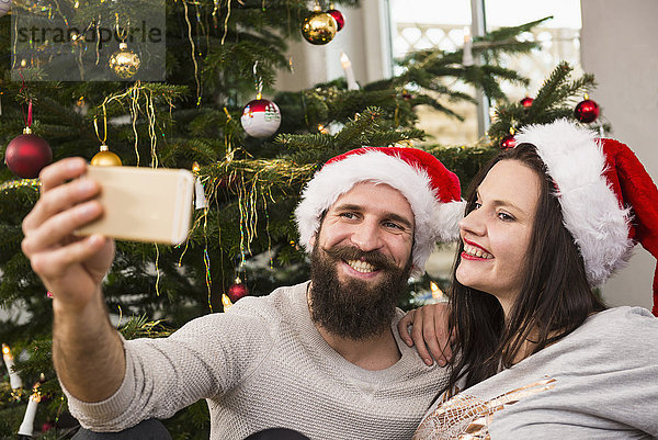 Pärchen nimmt Selfie zu Hause