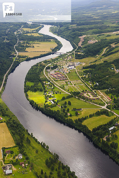 Luftaufnahme einer Landschaft mit Fluss