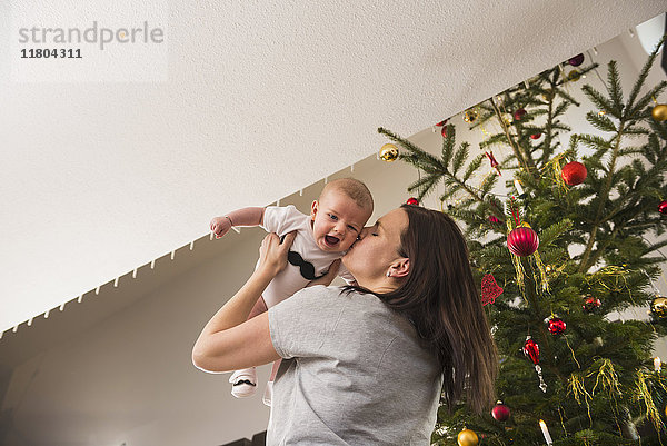 Mutter spielt und küsst ihren kleinen Jungen