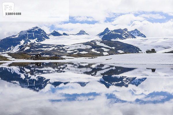 Schneebedeckte Berge  die sich im Wasser spiegeln