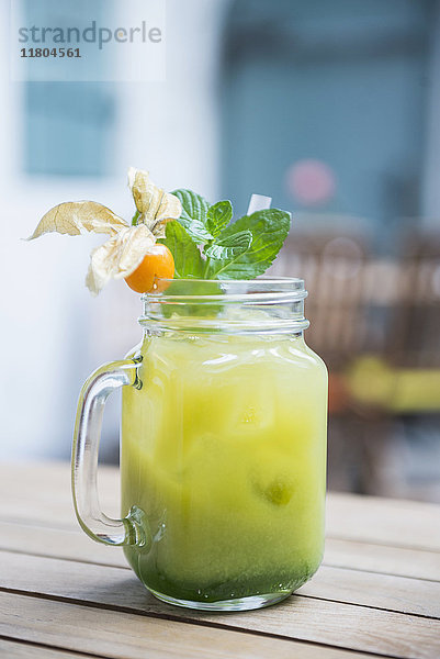Nahaufnahme eines grünen Mocktails  der in einem Glas serviert wird