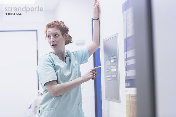 Krankenschwester drückt Knopf eines medizinischen Geräts