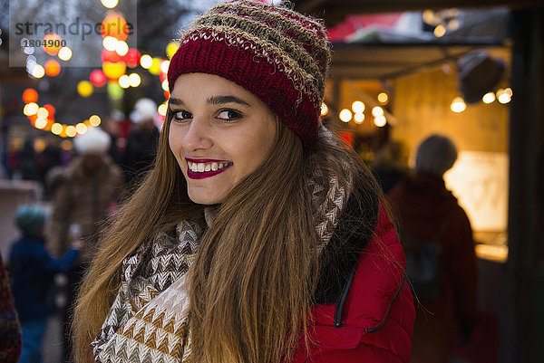Porträt einer jungen Frau auf dem Weihnachtsmarkt