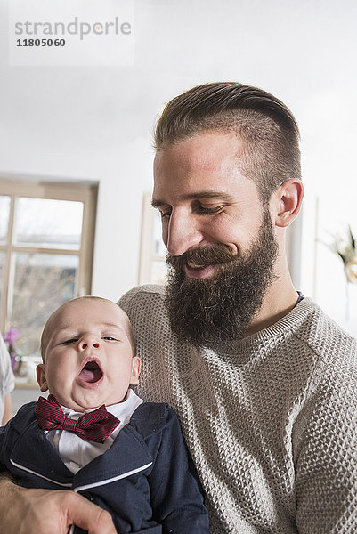 Vater hält kleinen Jungen