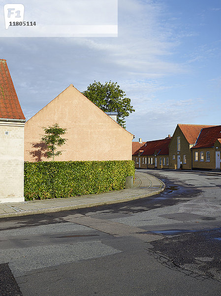 Häuser an der Straße in der Stadt