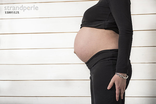 Midsection Seitenansicht einer schwangeren Frau