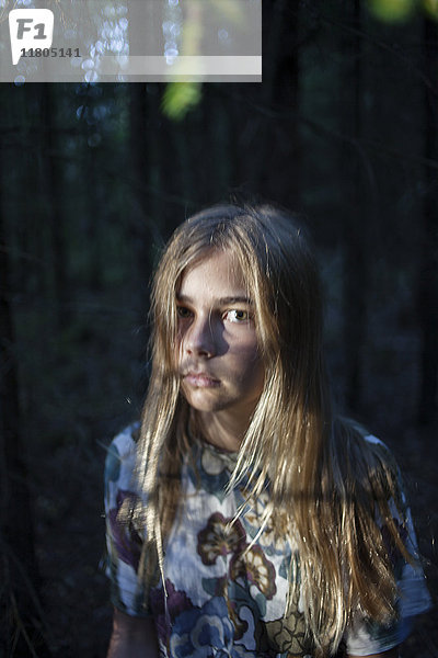 Porträt eines Mädchens im Wald