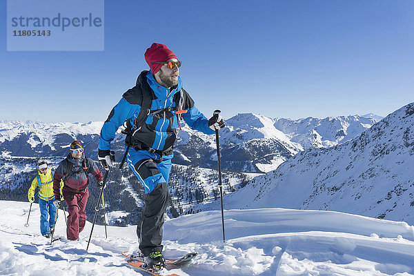 Skifahrer  die auf Schnee laufen