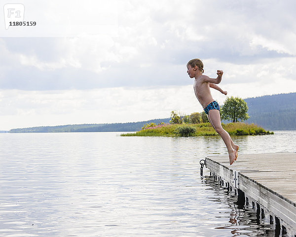Junge springt ins Wasser