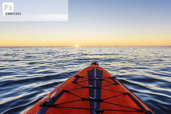 Kajak auf dem Meer bei Sonnenuntergang