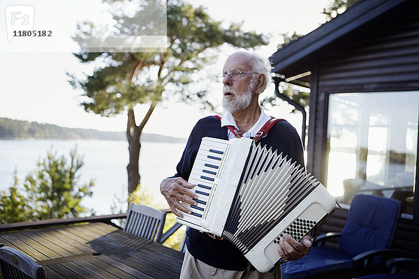 Älterer Mann spielt Akkordeon