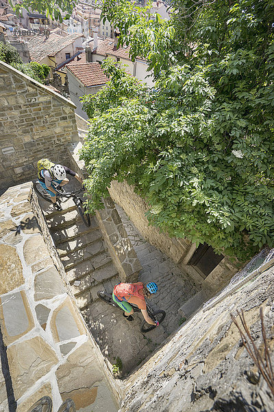 Biker fahren Fahrrad und steigen Treppen hinunter