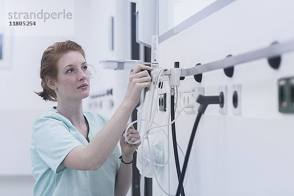 Krankenschwester beim Einstellen des Sauerstoffventils