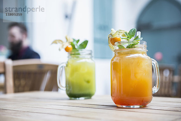 Blick auf zwei Mocktails im Glas