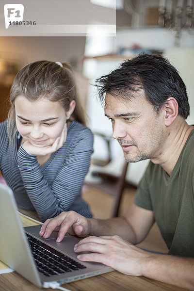 Vater mit Tochter am Laptop
