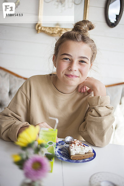 Porträt eines Mädchens mit Kuchen