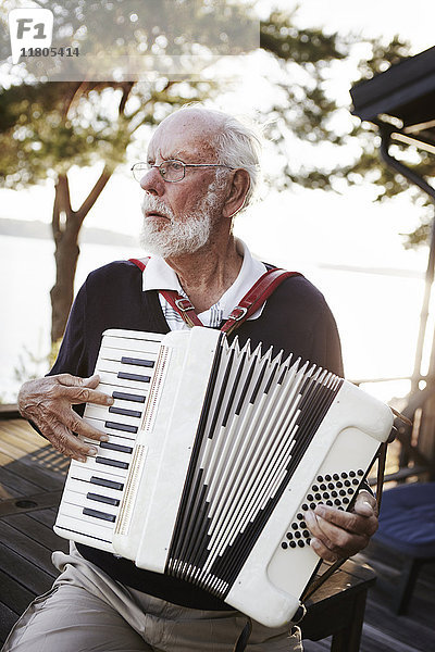 Älterer Mann spielt Akkordeon