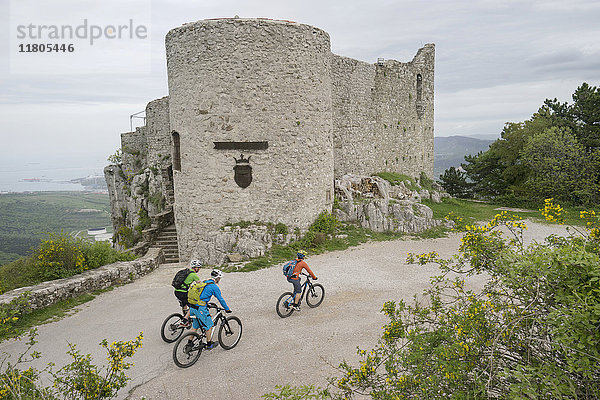 Mountainbiker auf dem Radweg bei der alten Festung