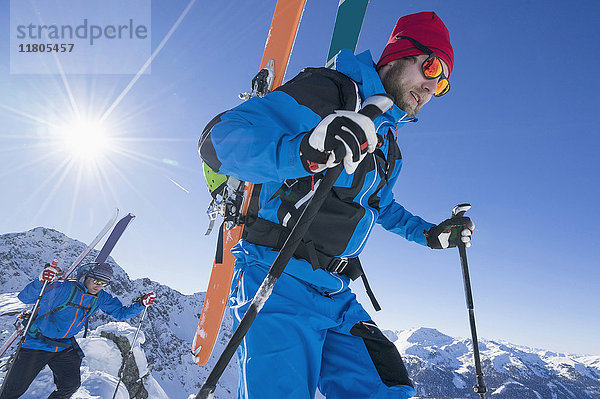 Skifahrer zu Fuß auf Schnee Berg gegen Himmel