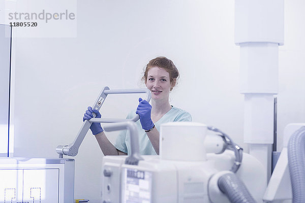 Porträt einer Krankenschwester mit einem Teil eines Röntgengeräts