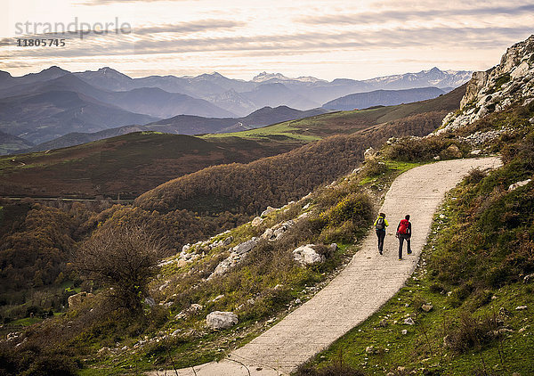 Frau und Mann bei einer Wanderung in den Picos de Europa bei Potes. Kantabrien  Nordspanien
