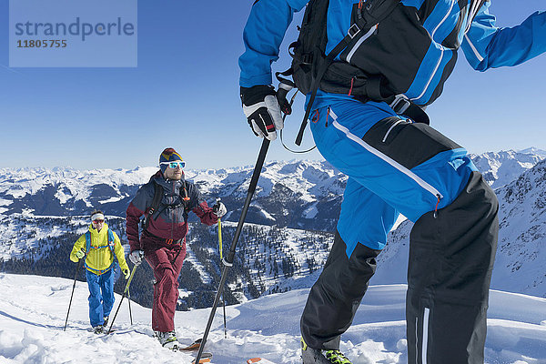 Skifahrer zu Fuß auf Schnee Berg gegen Himmel