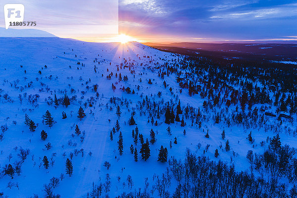 Winterliche Berge bei Sonnenaufgang