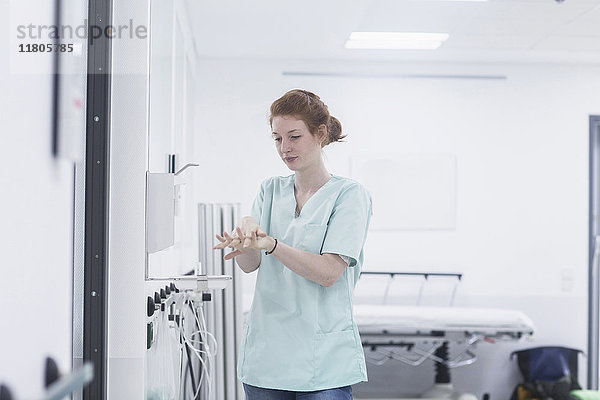 Krankenschwester desinfiziert Hände im Krankenhaus