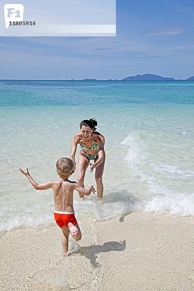 Mutter mit Sohn am Strand