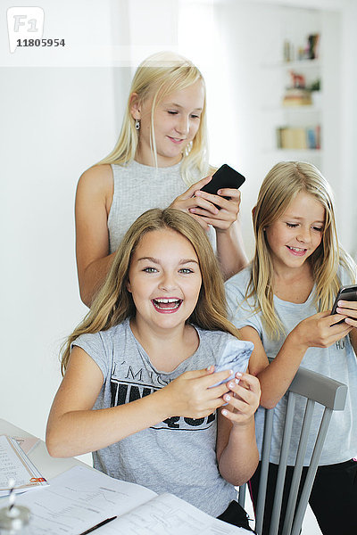 Mädchen  die mit Handys fotografieren