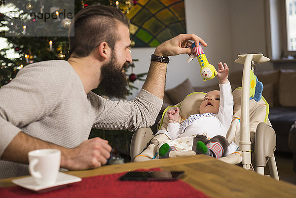 Vater und Sohn spielen mit Spielzeug