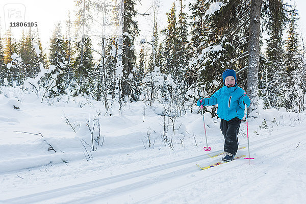 Junge beim Skifahren