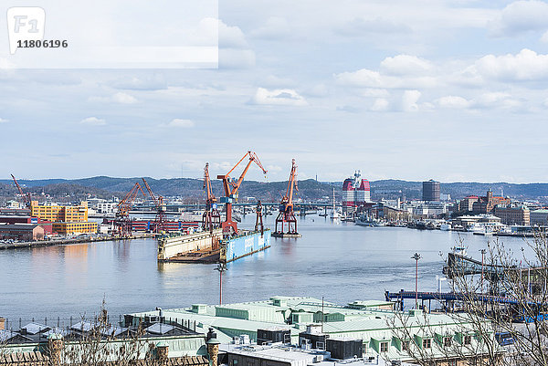 Schiffskräne im Hafen