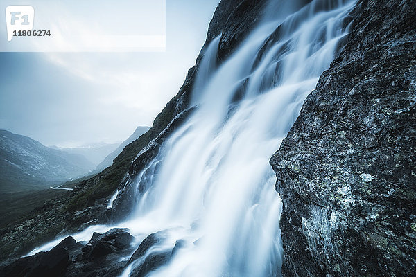 Wasserfall in den Bergen