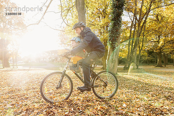 Kaukasischer Vater und Sohn fahren Fahrrad