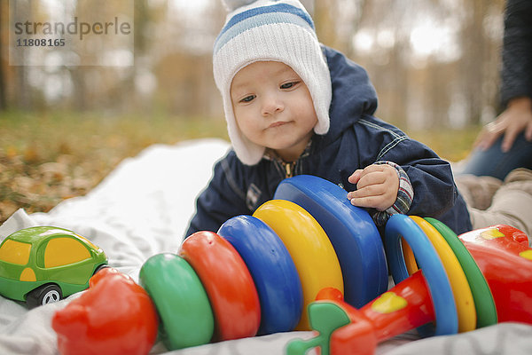 Junge aus dem Nahen Osten spielt mit Spielzeug im Park