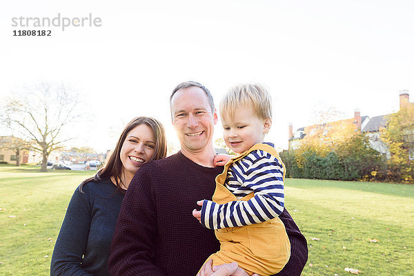 Porträt einer lächelnden kaukasischen Familie