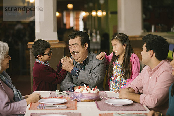 Familie feiert Geburtstag oder älterer Mann im Restaurant