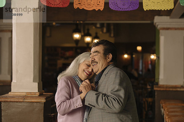Älteres Paar tanzt im Restaurant
