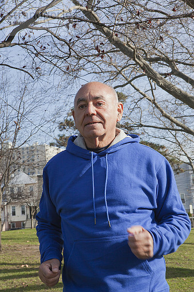 Hispanischer Mann joggt im Park