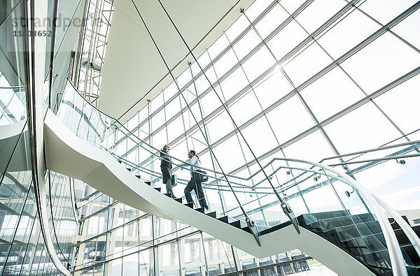 Geschäftsleute  die auf einer Treppe stehen und sich unterhalten