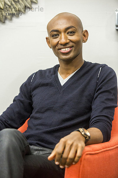 Porträt eines lächelnden afroamerikanischen Mannes